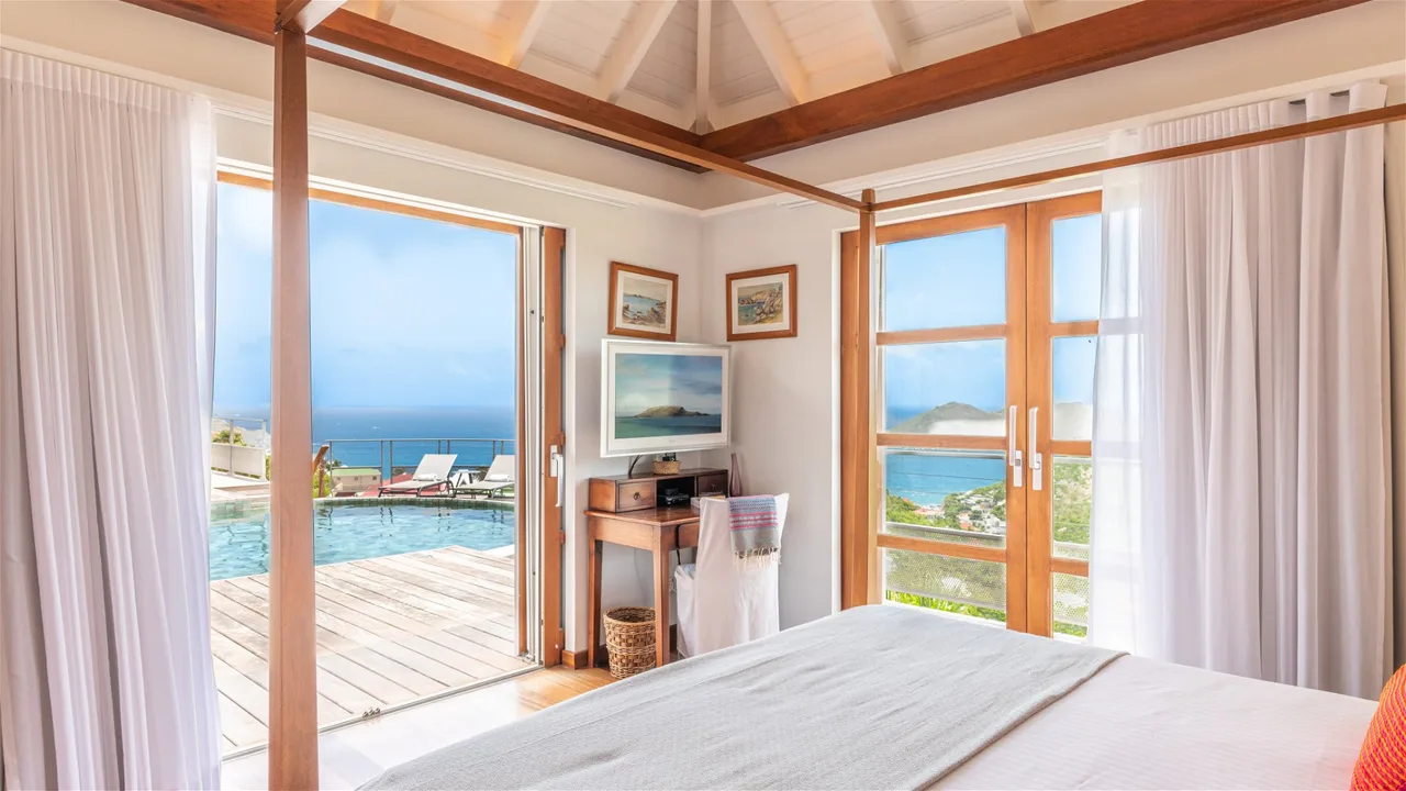 Magnificent Villa with Lush Tropical Setting photo 4