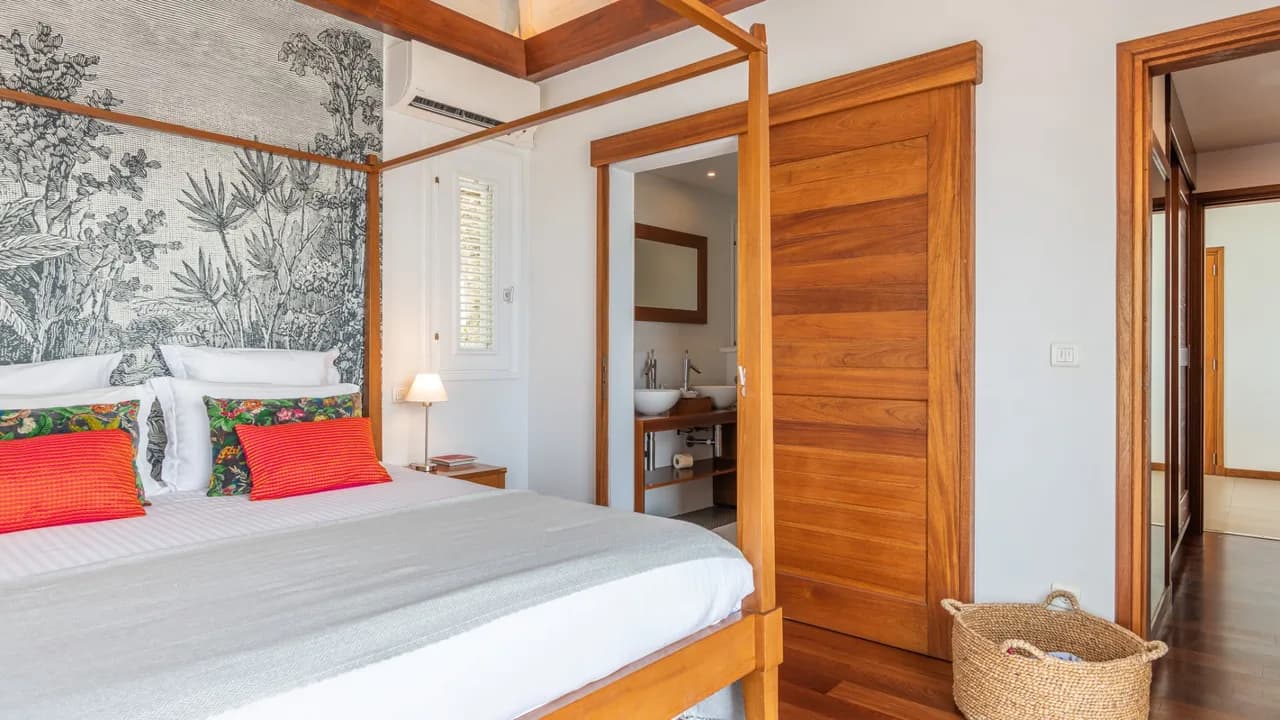 Magnificent Villa with Lush Tropical Setting photo 5