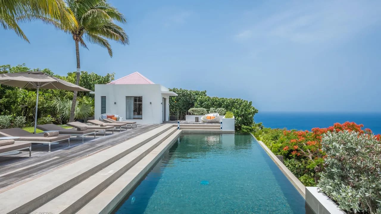 Outstanding Villa with Sophisticated Design photo 2