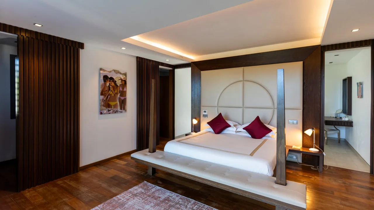 Outstanding Villa with Sophisticated Design photo 4