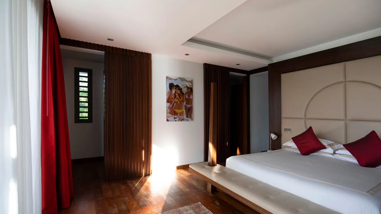 Outstanding Villa with Sophisticated Design photo 5