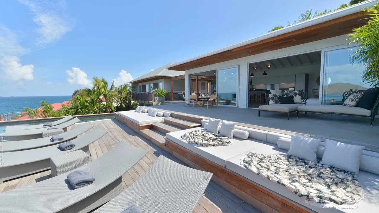 Superb Villa with Contemporary Style photo 2