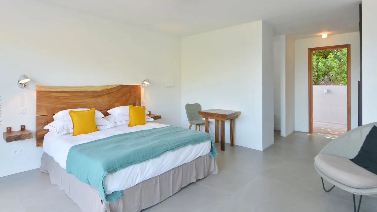 Superb Villa with Contemporary Style photo 3