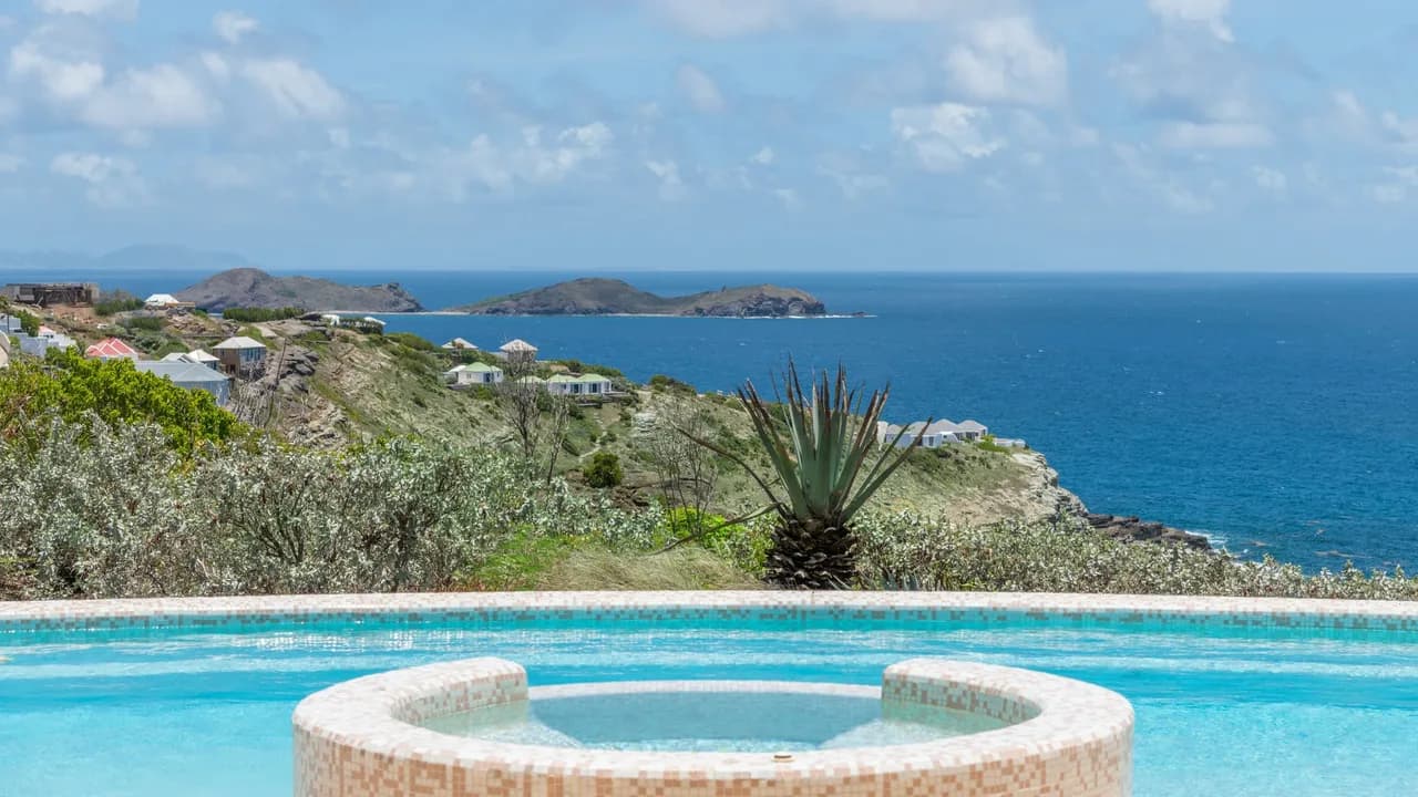 Caribbean-style Villa in a Private Estate photo 2