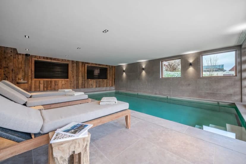 Marvelous 9 BR chalet with swimming pool