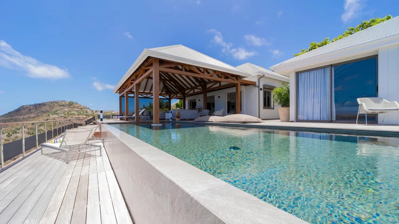Villa Designed with Traditional Wooden Floors photo 2