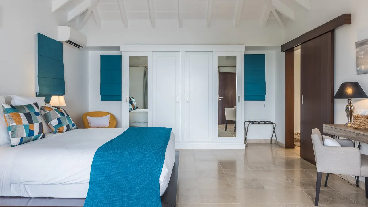 Conveniently Located Traditional Villa photo 3