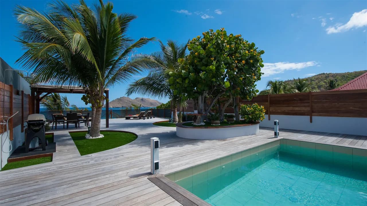 Tastefully Decorated Seaside Villa photo 3