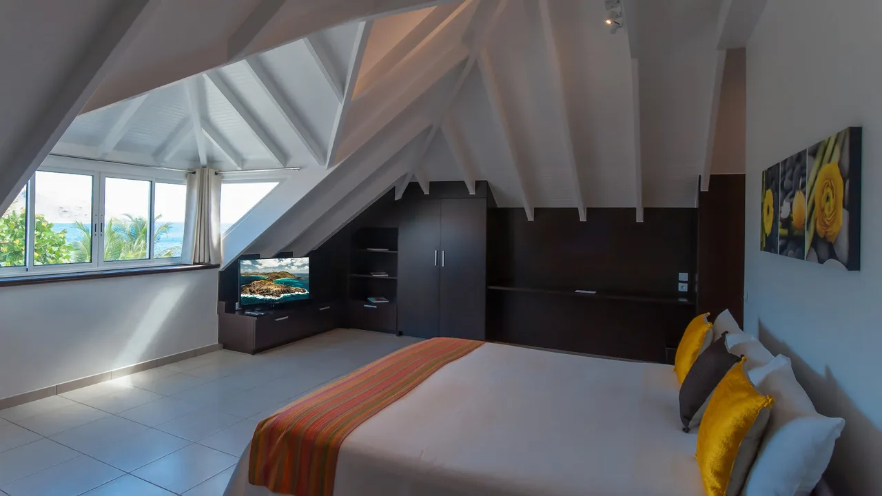 Tastefully Decorated Seaside Villa photo 4