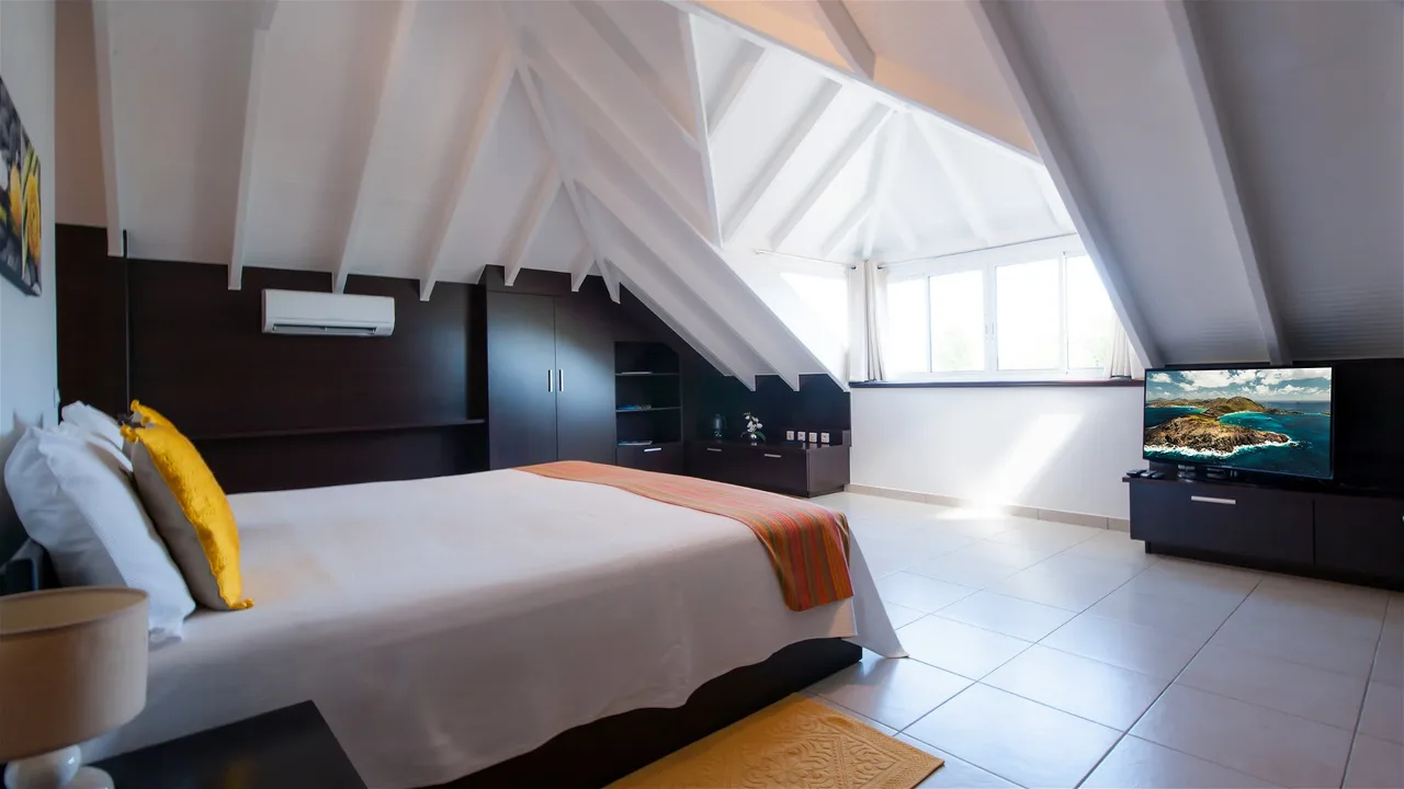 Tastefully Decorated Seaside Villa photo 5