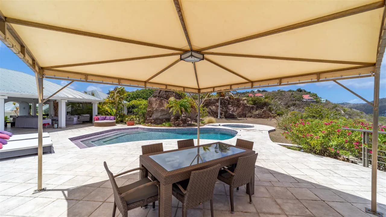 Ideally Located Bright Villa photo 2
