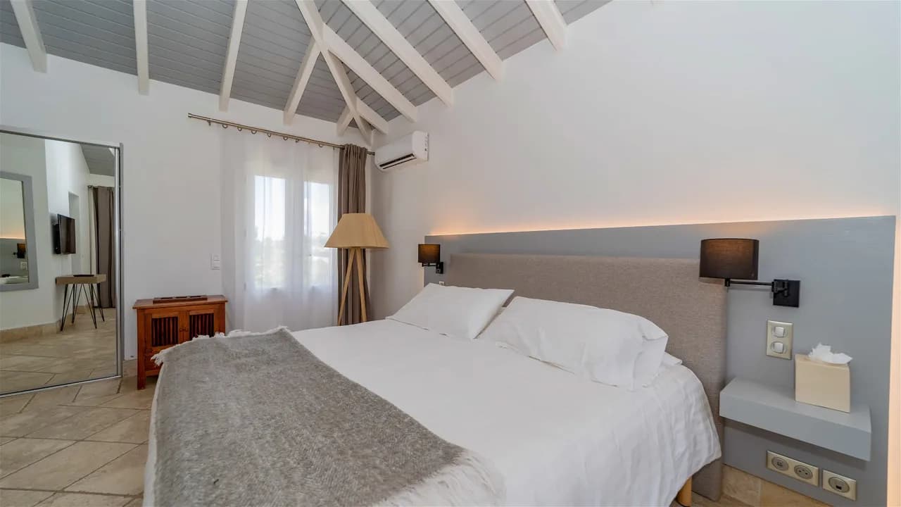 Ideally Located Bright Villa photo 3