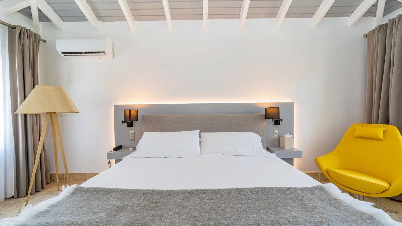 Ideally Located Bright Villa photo 4