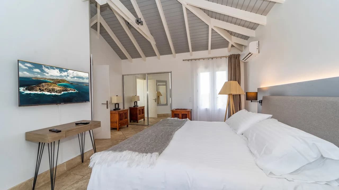 Ideally Located Bright Villa photo 5