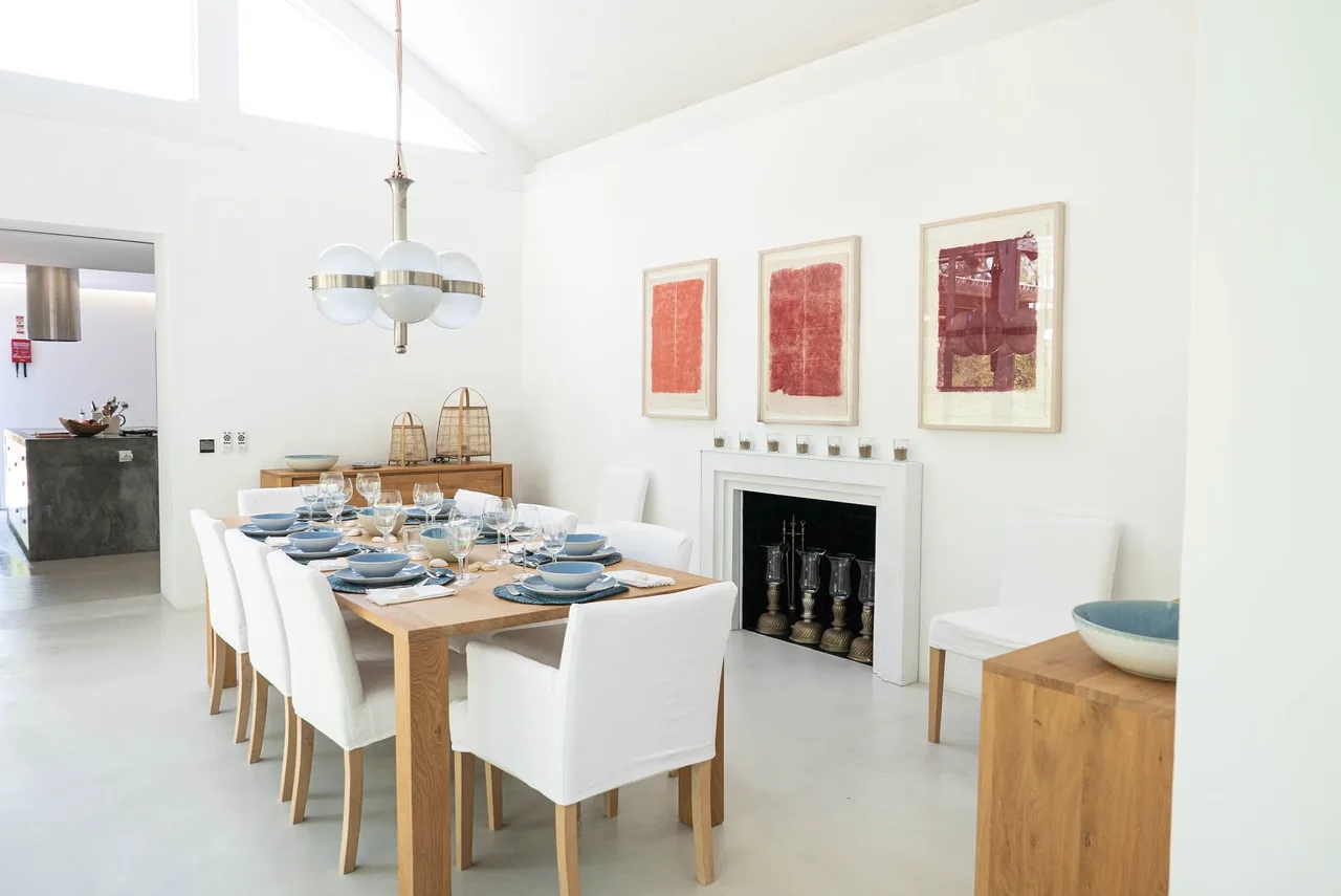 Stylish Villa That Offers Relaxing Retreat photo 3