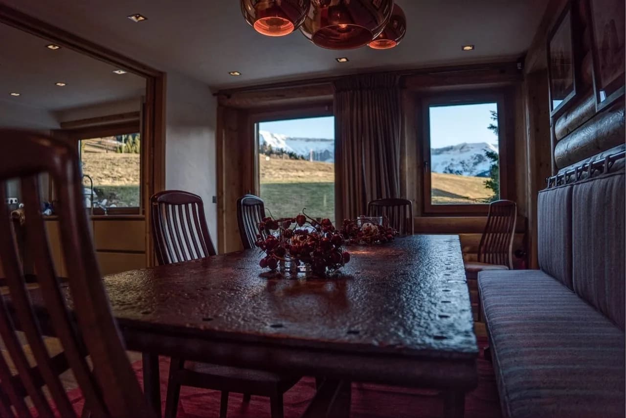 Ideally located ski in/ski out chalet photo 4