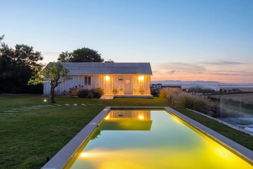 Beautiful Hut With Contemporary Architecture