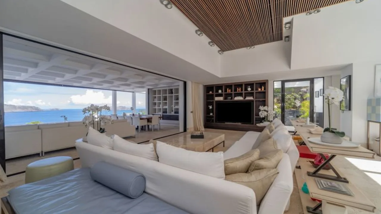 Ideally Located Contemporary Villa photo 2