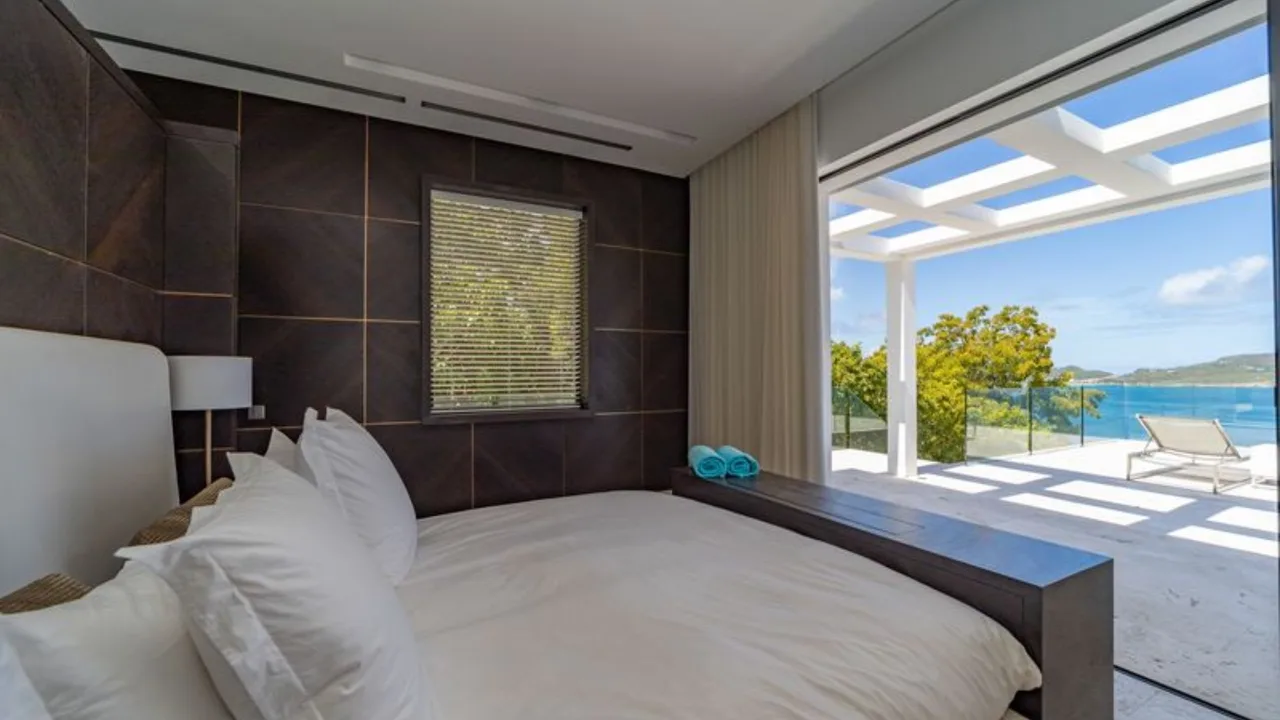Ideally Located Contemporary Villa photo 3