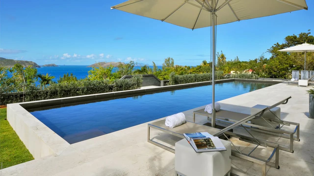 Ideally Located Contemporary Villa photo 4