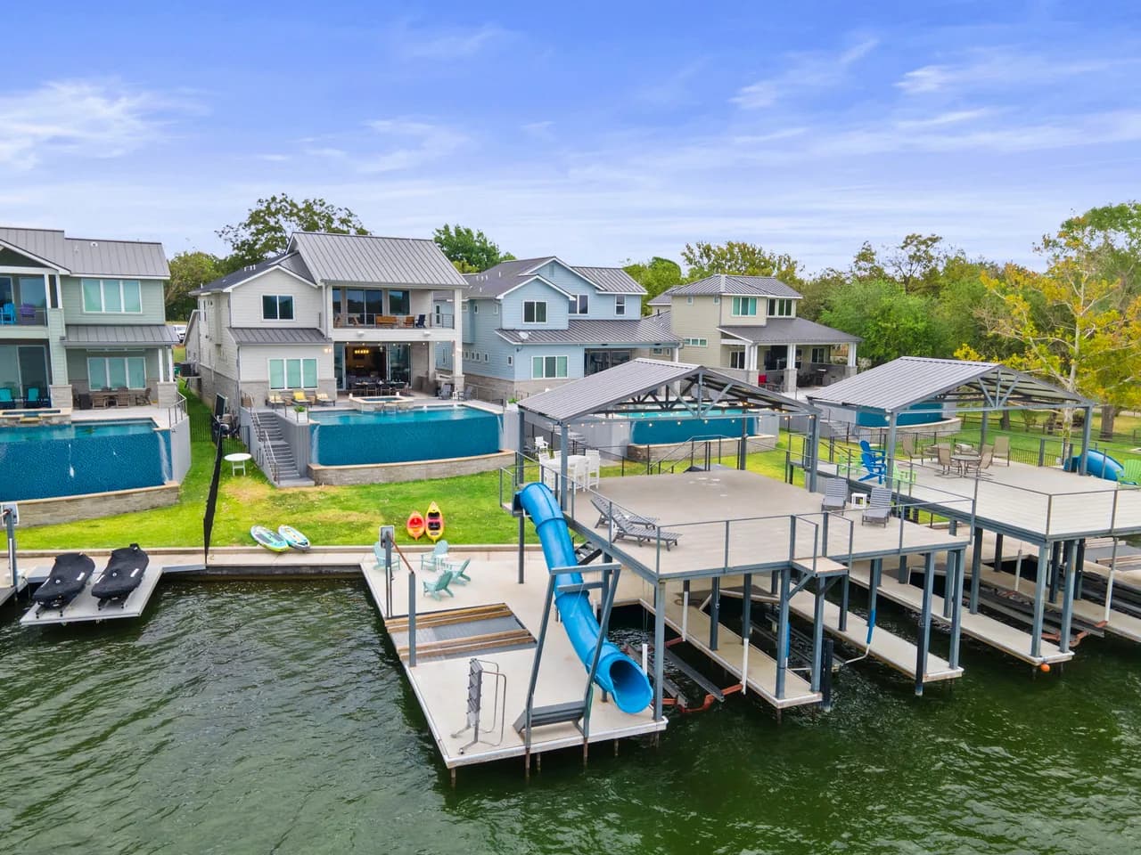 Lakeside Four Bedroom Villa in Kingsland