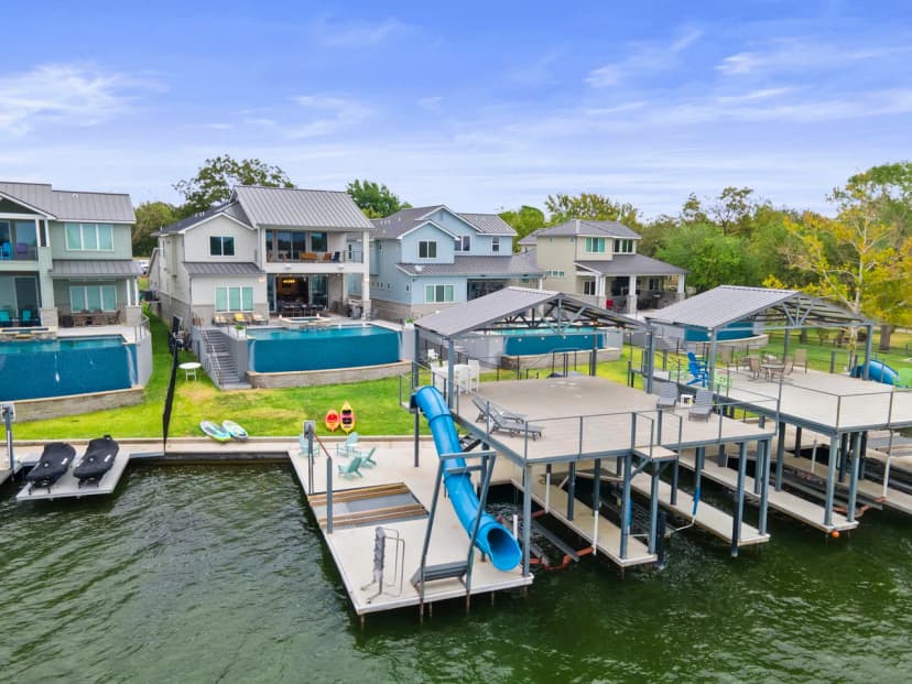 Tranquil Lakefront Villa in Austin