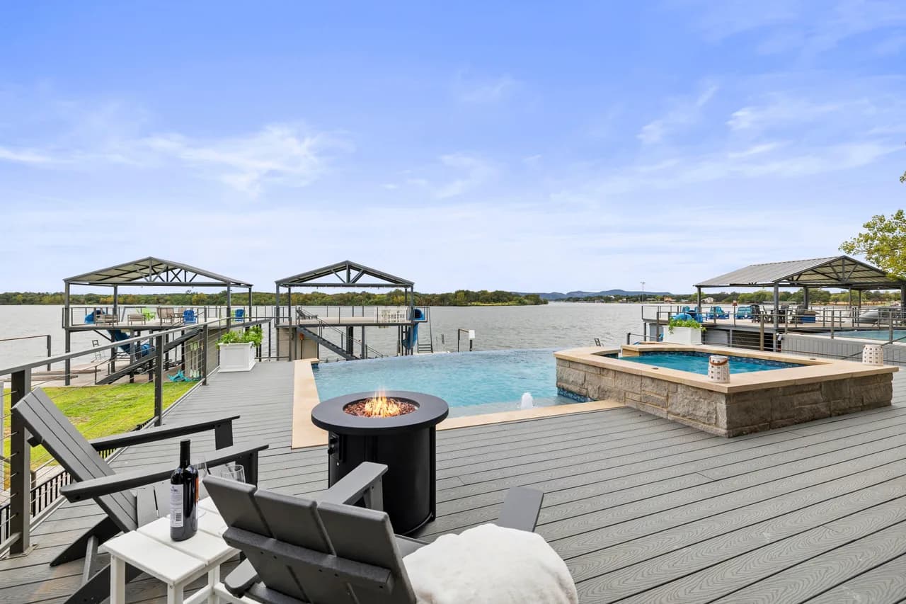 Lakeside Four Bedroom Villa in Kingsland photo 2
