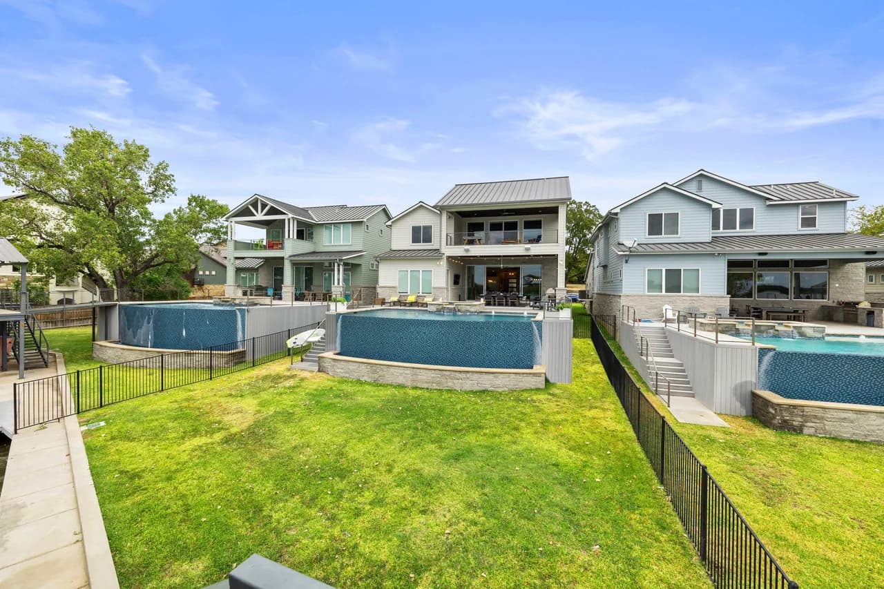 Lakeside Four Bedroom Villa in Kingsland photo 4