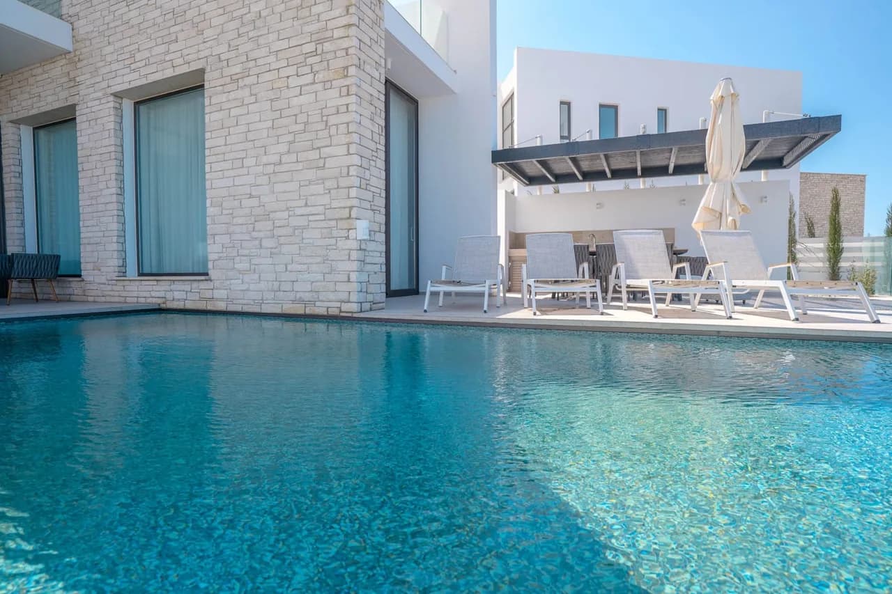 Luminous Villa with Landscaped Gardens photo 2