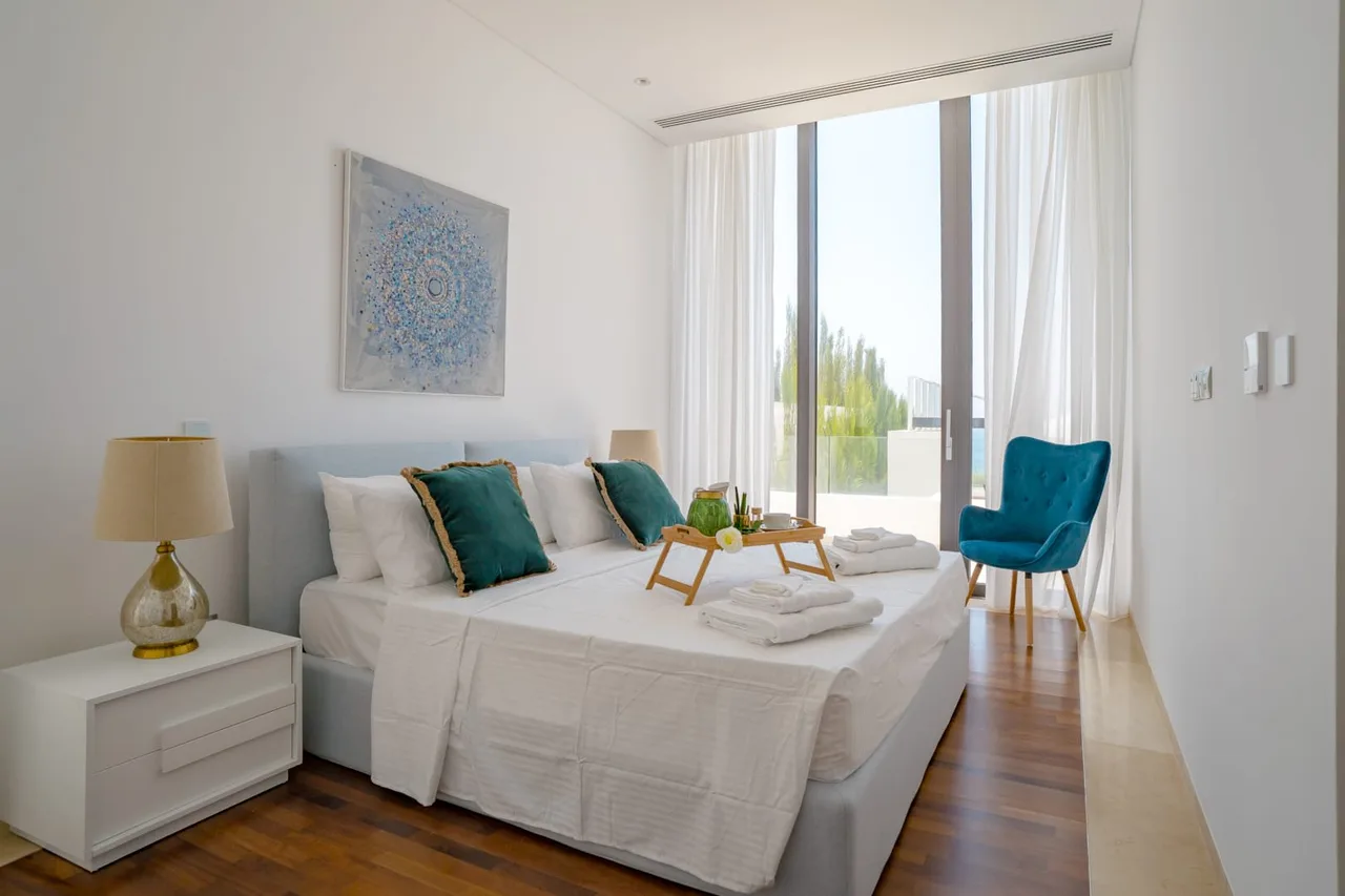 Luminous Villa with Landscaped Gardens photo 3