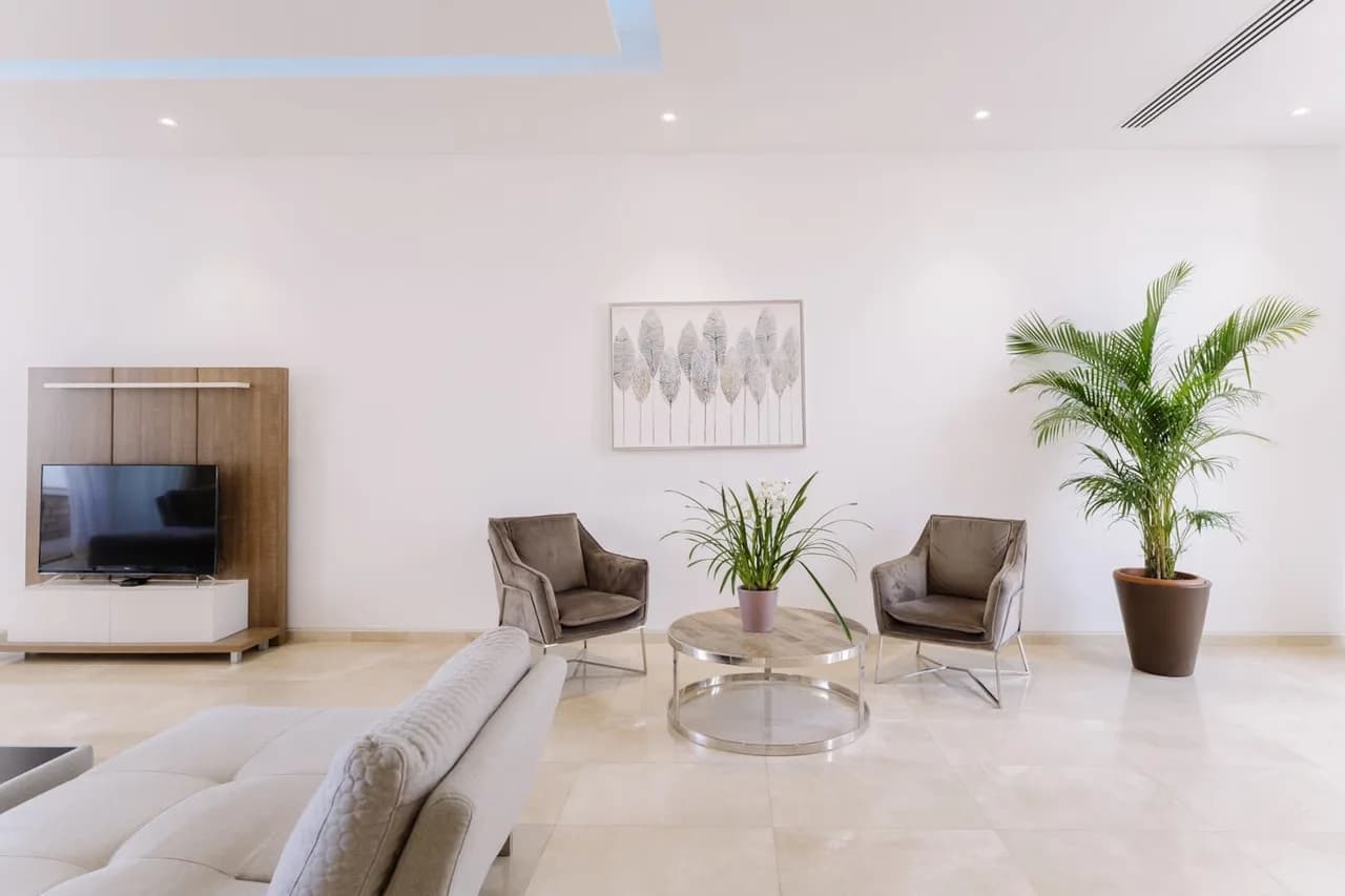 Luminous Villa with Landscaped Gardens photo 5