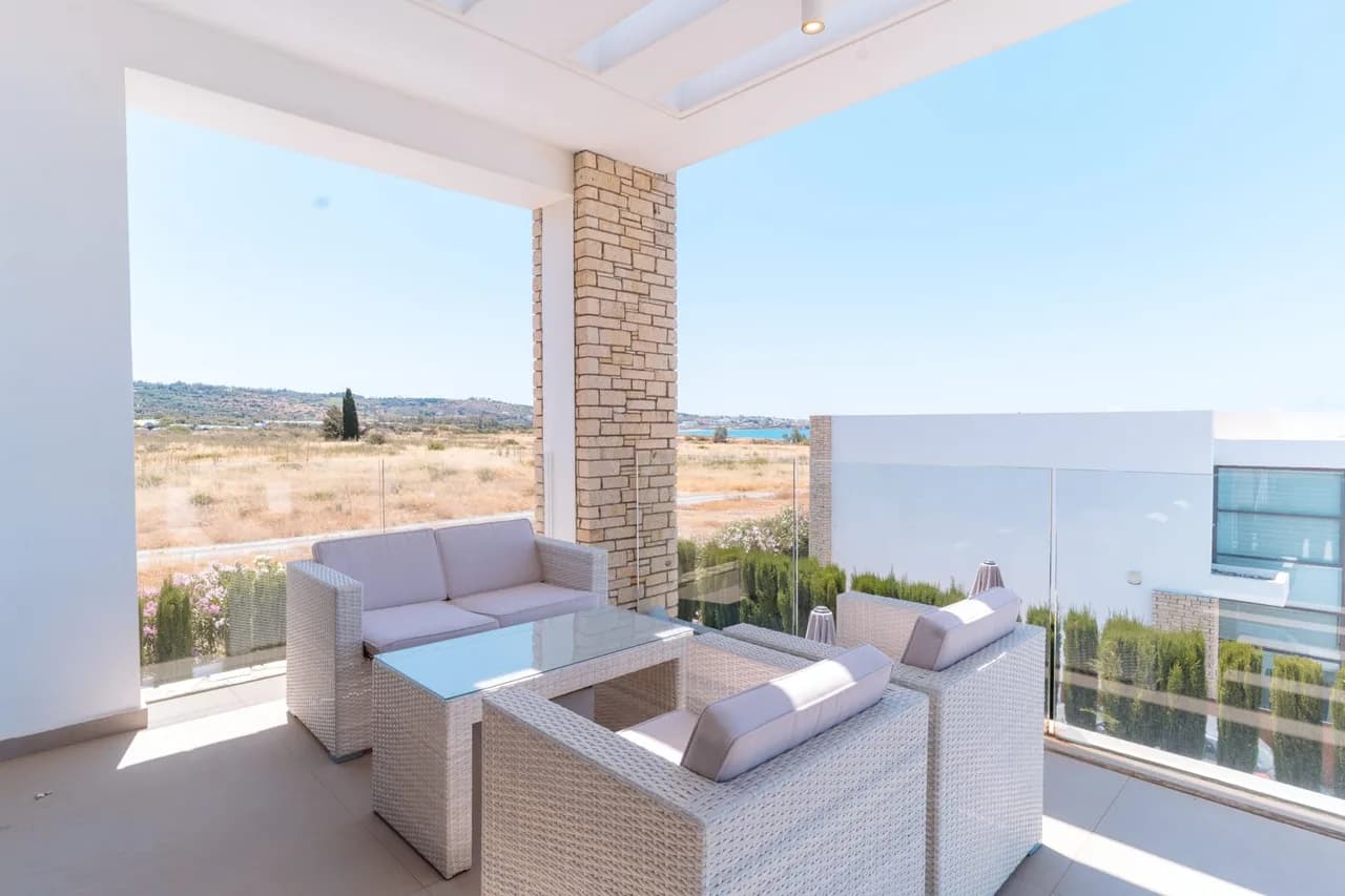 Grandiose Villa Next to Bustling Coral Bay photo 2