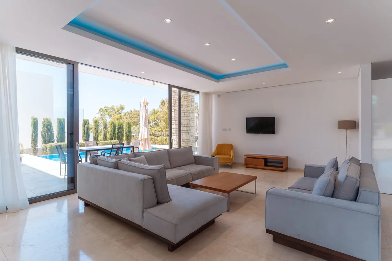 Grandiose Villa Next to Bustling Coral Bay photo 4