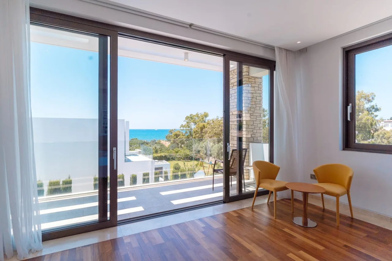 Grandiose Villa Next to Bustling Coral Bay photo 5