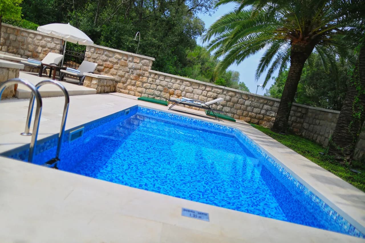 Inviting Villa with Luscious Garden photo 3