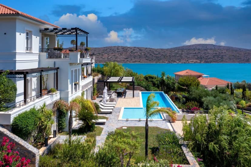 Luxurious Villa with Outstanding Location