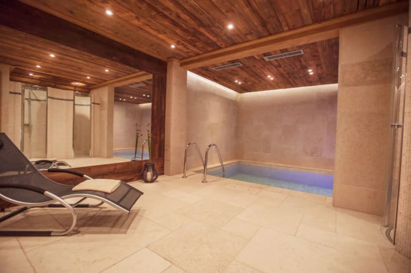 Prime luxury chalet with pool