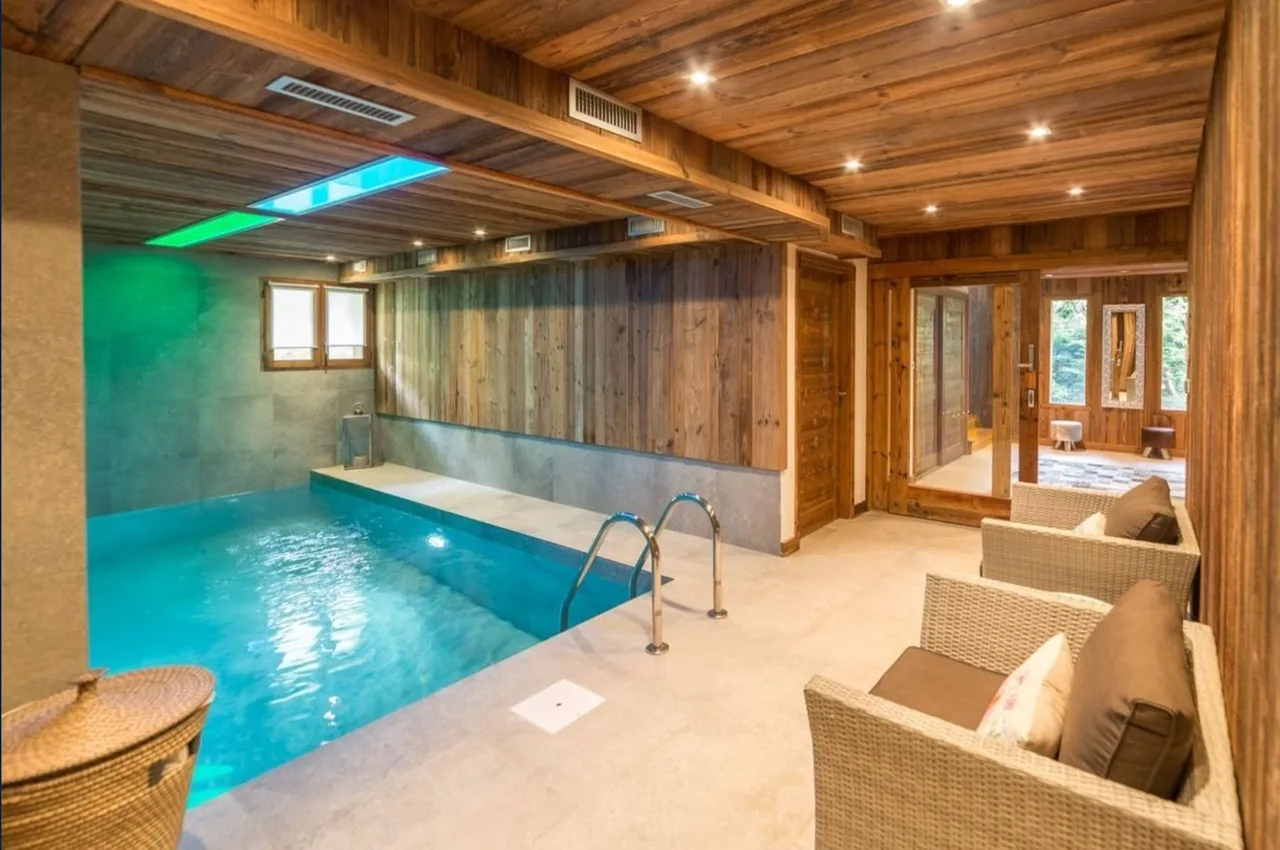Beautiful mountain chalet with pool and sauna