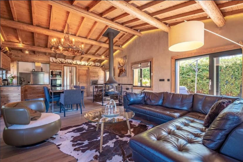 Elegant mountain chalet with outdoor jacuzzi