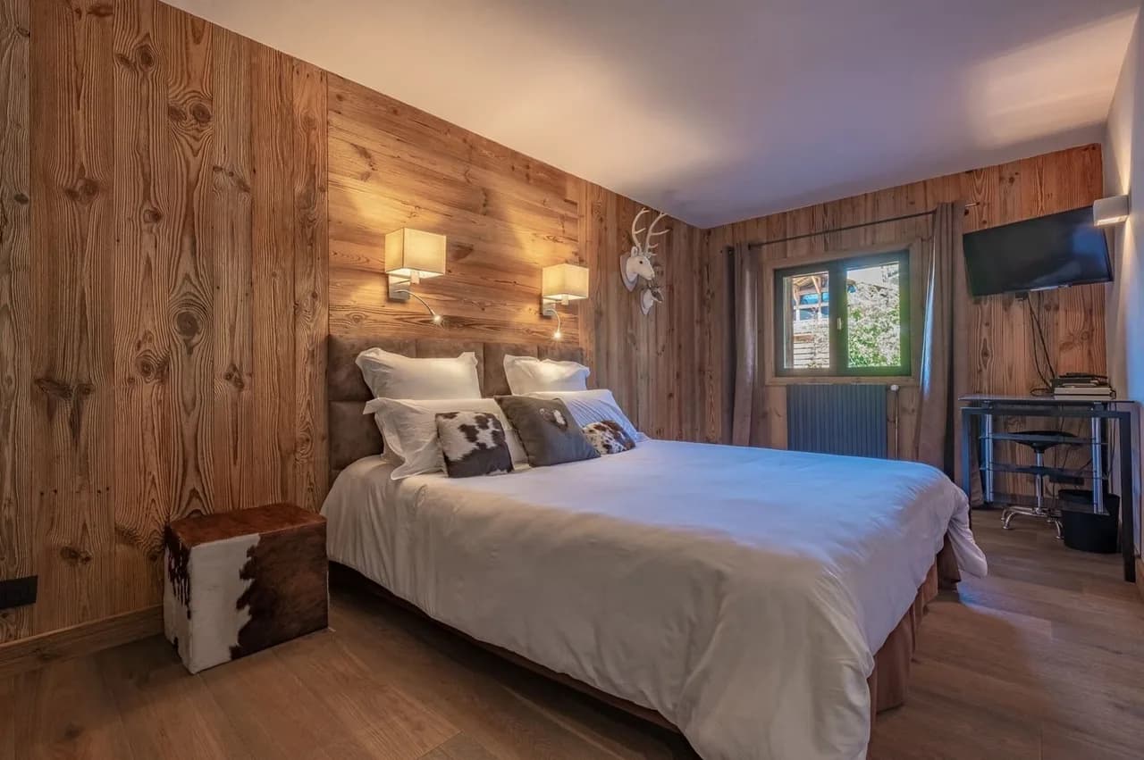 Elegant mountain chalet with outdoor jacuzzi photo 4