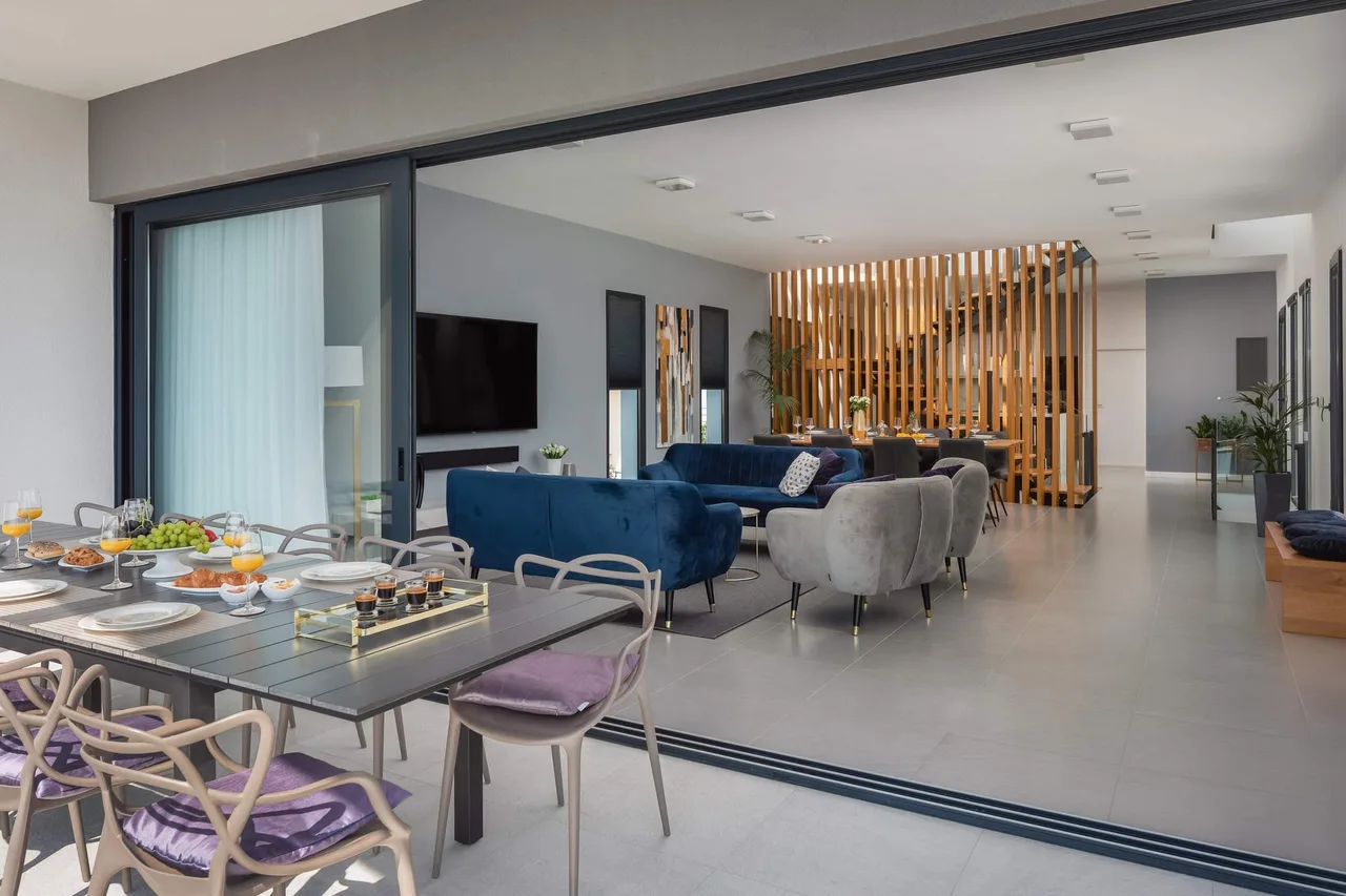 5-star Beachfront Villa with Heated Pool photo 2