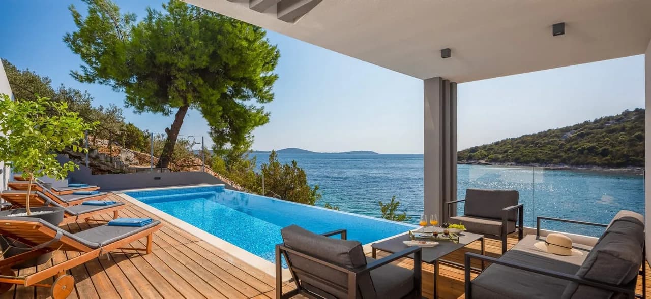 5-star Beachfront Villa with Heated Pool photo 4