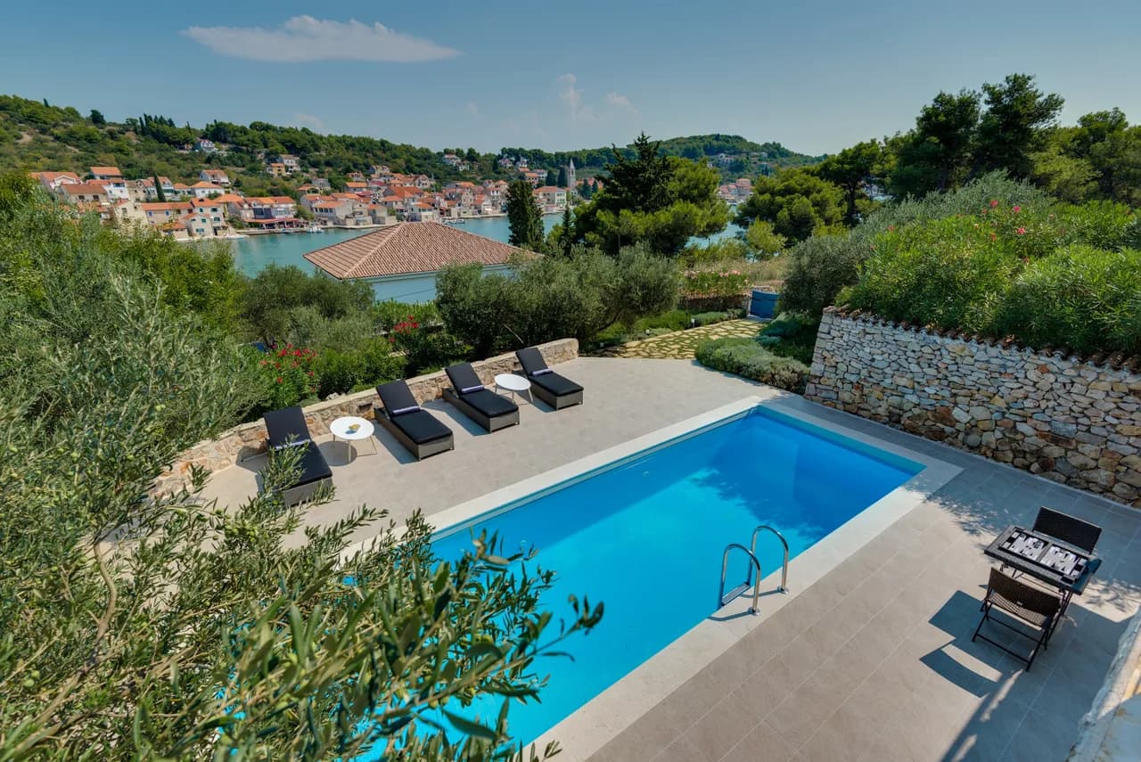 Spacious Hillside Villa Ideal for Group Holiday photo 5