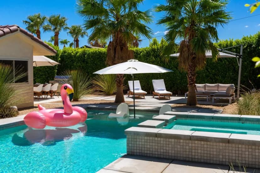Palm Springs Luxury: Pool, Hot Tub & Downtown Access