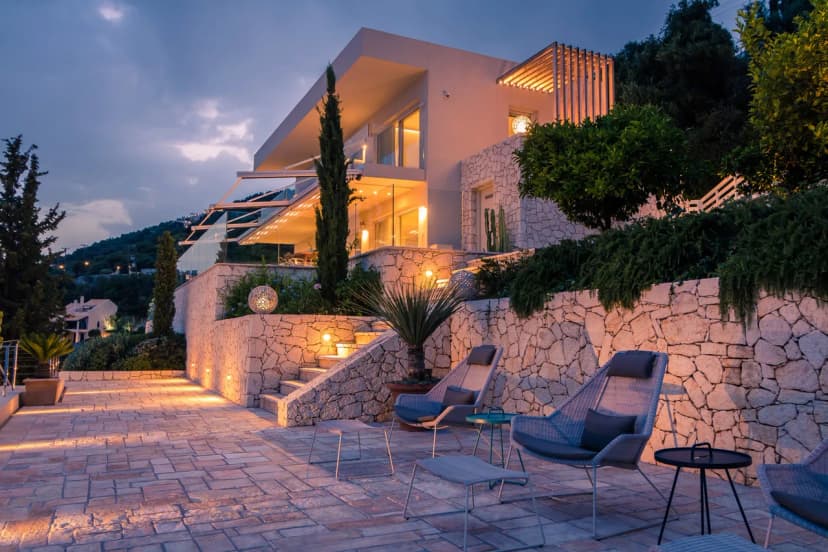 Exuberant Villa With Luxury Modern Design