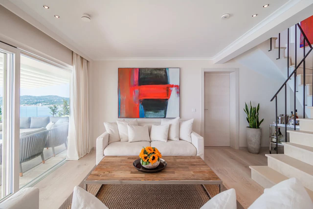 Exuberant Villa With Luxury Modern Design photo 2