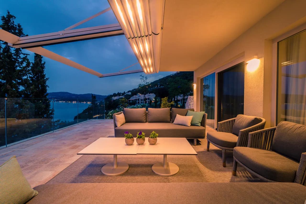 Exuberant Villa With Luxury Modern Design photo 4