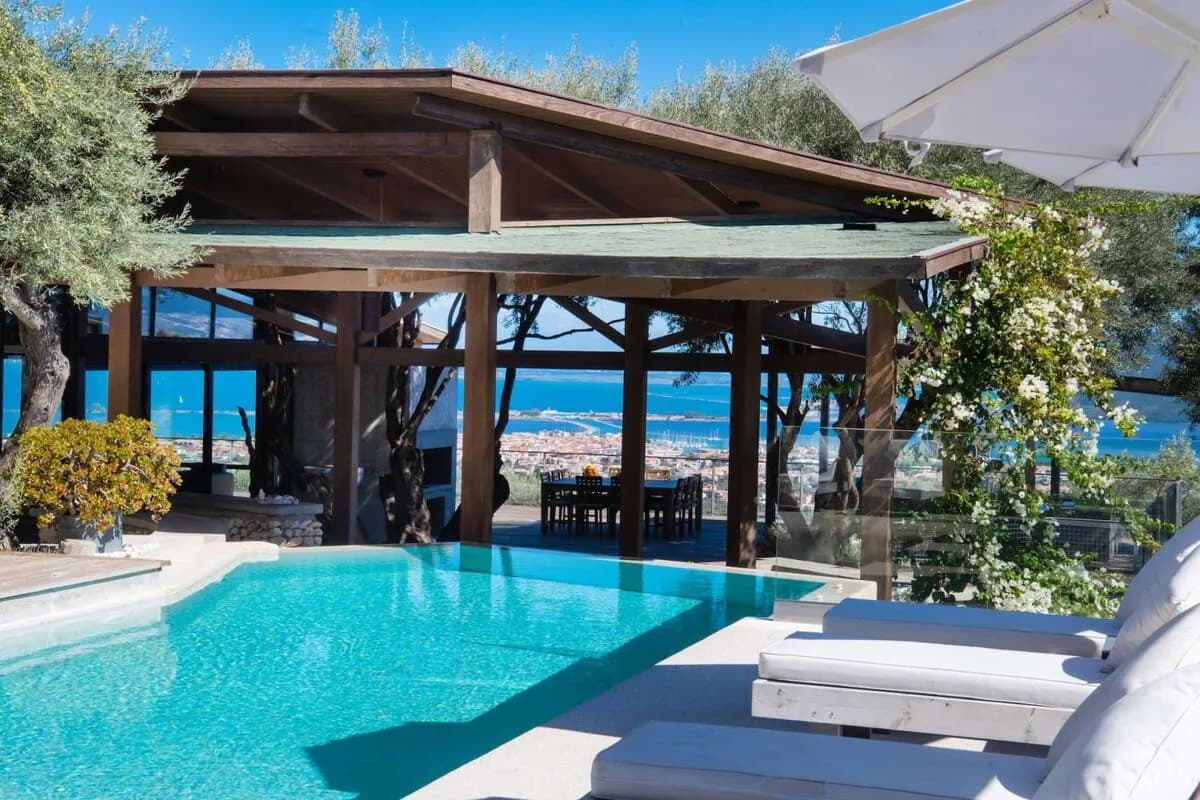 Exclusive Villa with Sophisticated Architecture photo 2
