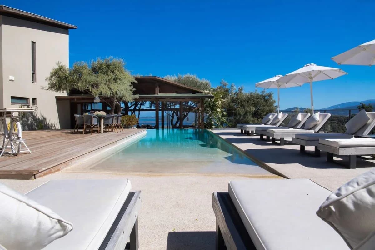 Exclusive Villa with Sophisticated Architecture photo 3