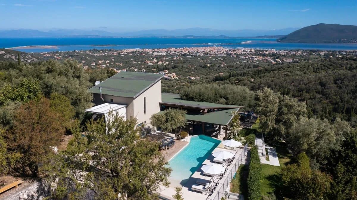 Exclusive Villa with Sophisticated Architecture photo 4